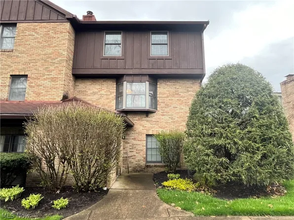 17 Acorn Ln, Coshocton, OH 43812