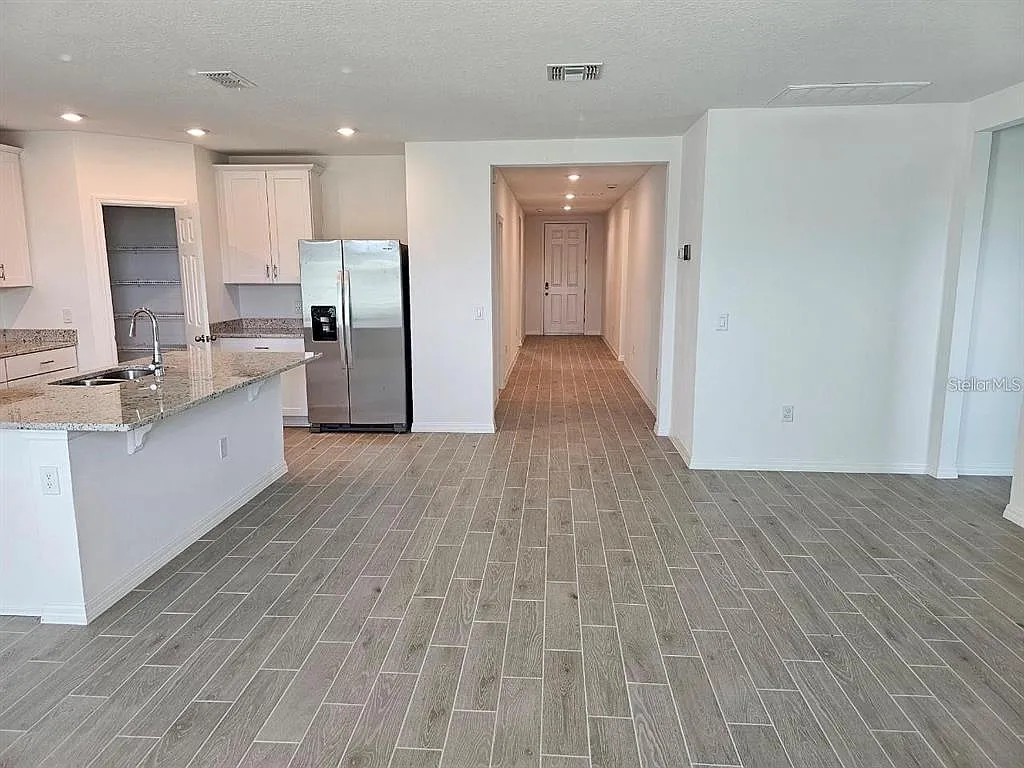 4 bed, 3.0 bath, 1850 sqft, $2,200 — Photo 2
