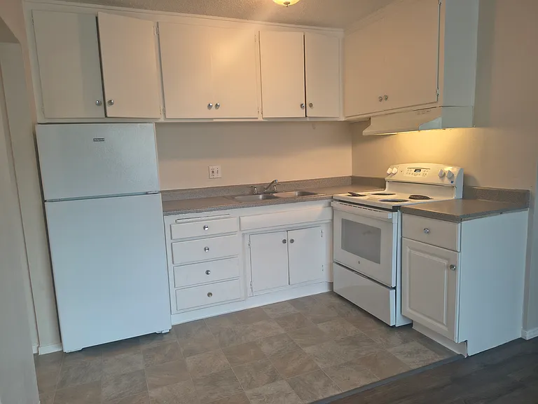 Laurel Village — Photo 10