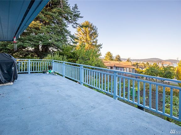 Entertainment size deck with views to town, Fidalgo & Padilla Bays.
