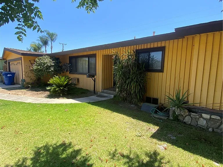 700 E Orangewood Dr — Photo 2
