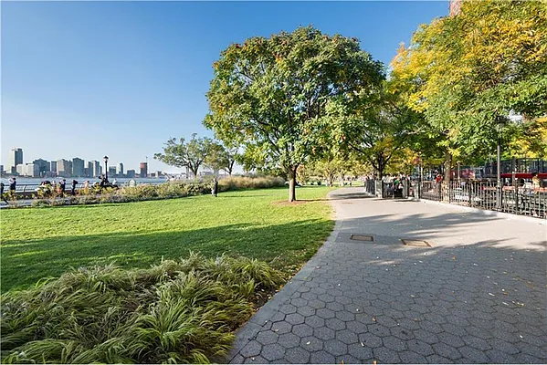 Sold by R New York | media 14