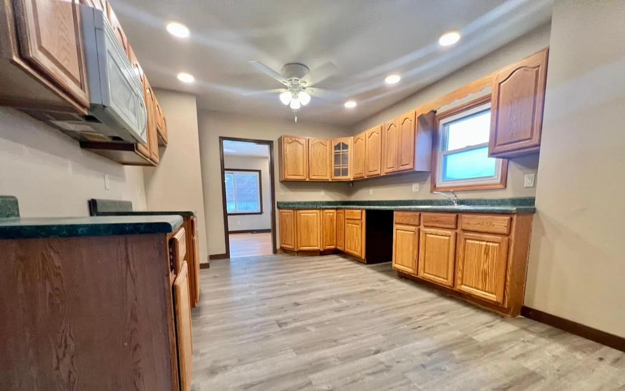 4 bed, 2.5 bath, 2025 sqft, $1,895 — Photo 4