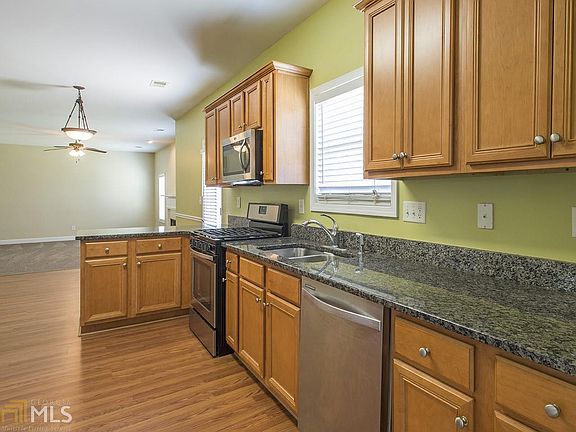 3rd image of 827 Hennepin Ter