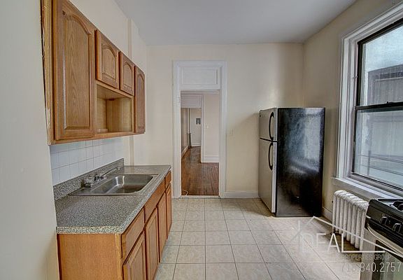 3rd image of 581 Park Pl APT 2L