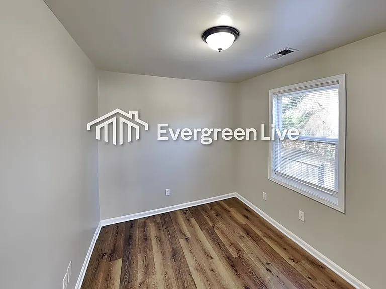 3260 Russell St — Photo 13