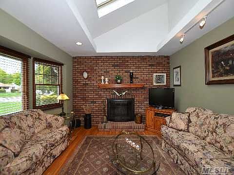 5th image of 8 Norwalk Ln