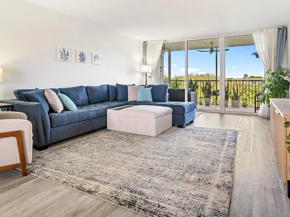 3900 Oaks Club House Dr, Pompano Beach, FL