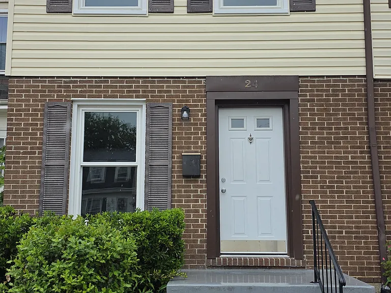 24 Lerner Ct #32H — Photo 1