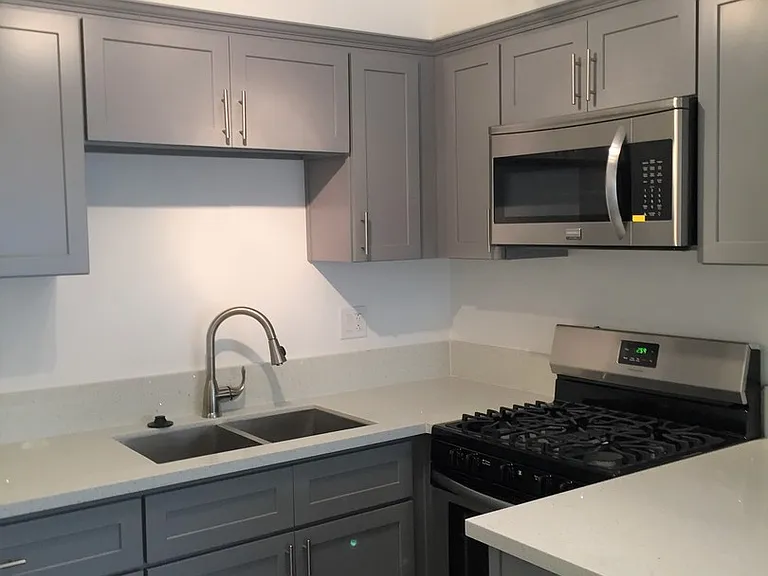 Eden Roc Apartments — Photo 24