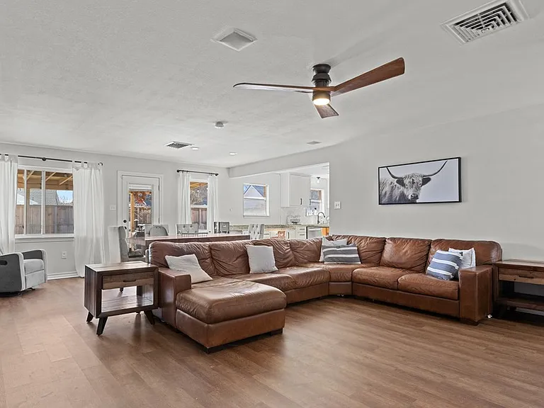 3812 E Everglade Ave — Photo 4