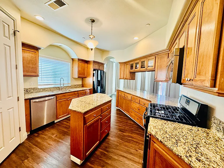 1525 Greenwich Dr — Photo 3