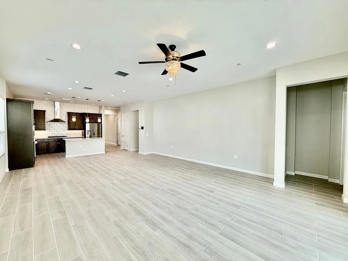 4 bed, 3.0 bath, 2242 sqft, $2,999 — Photo 4