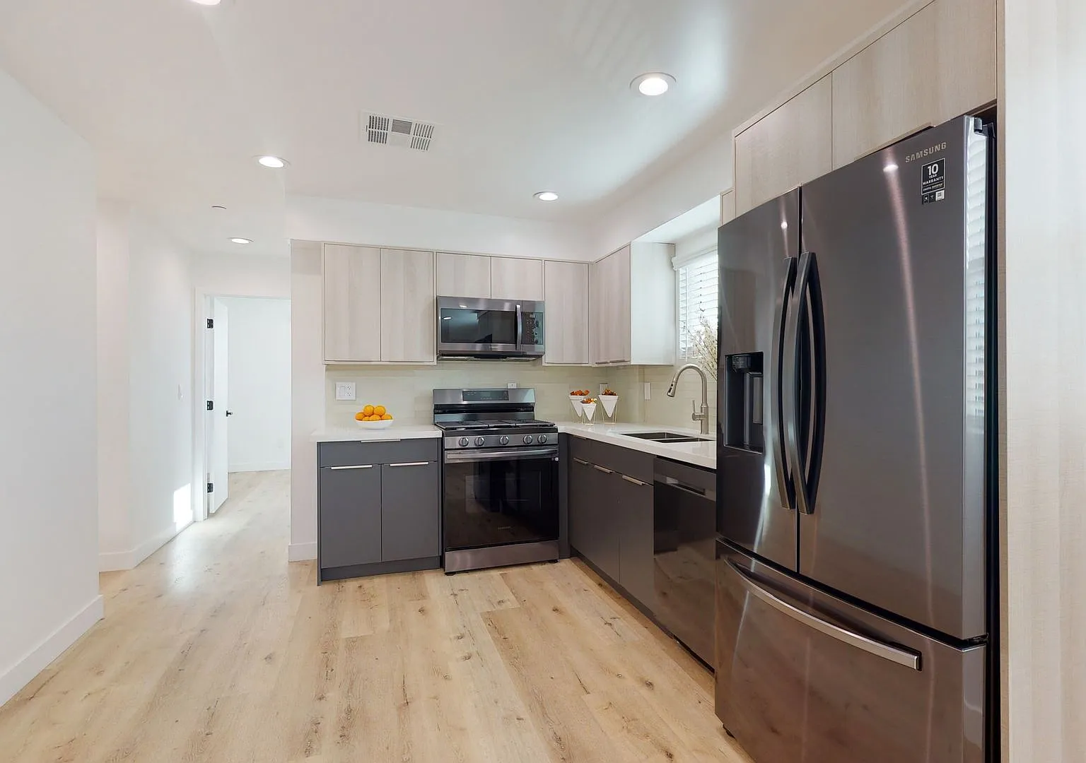 Top-Of-The-Line 4 Bed/4 Bath Townhomes With Parking! — Photo 4