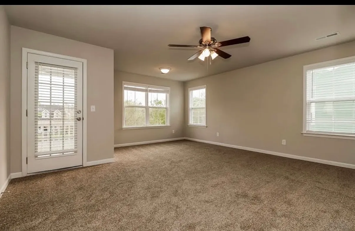 3 bed, 2.5 bath, 2864 sqft, $2,125 — Photo 3
