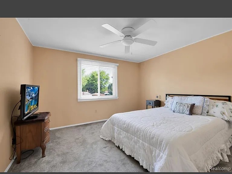 4959 Kingswood Dr — Photo 16