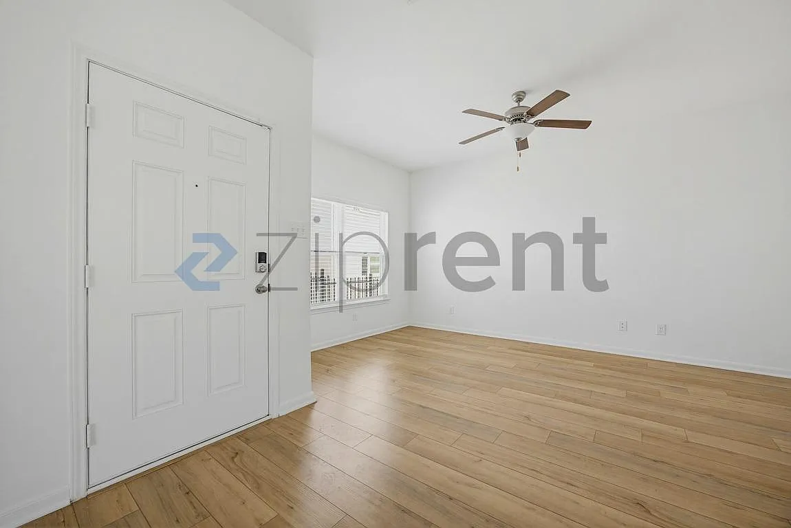 4 bed, 2.5 bath, 2400 sqft, $1,526 — Photo 3
