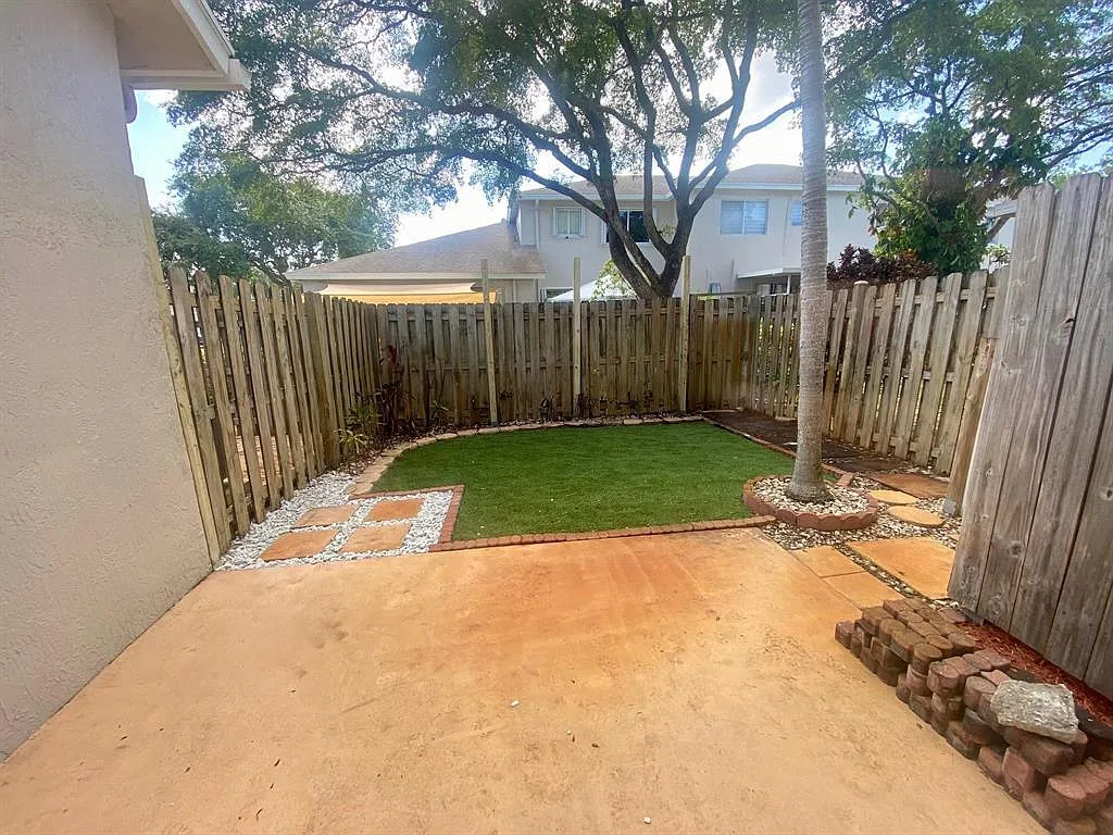 3 bed, 2.5 bath, 1304 sqft, $2,940 — Photo 4