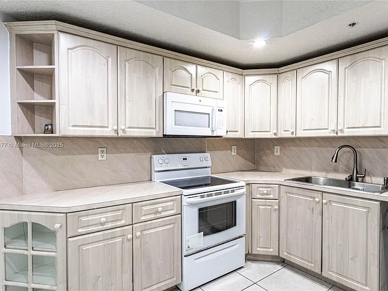 17405 NW 75th Pl — Photo 3