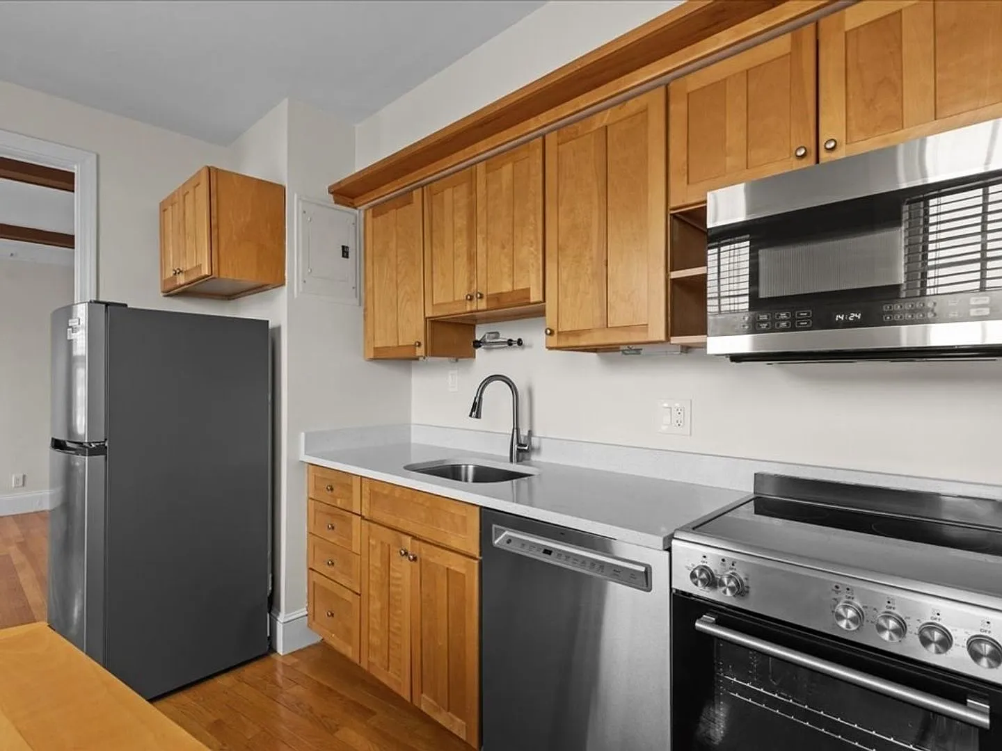 Nice 1 Bedroom In Brighton ~ Stainless Steel Appliances, Recessed Lighting — Photo 2