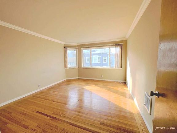 4th image of 2420 Franklin St #32