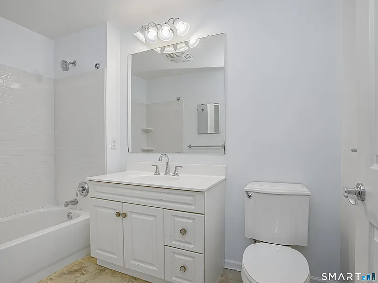 35 W Broad St #404 — Photo 16