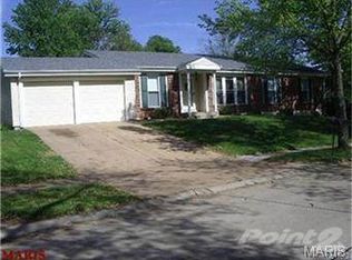 823 Phaeton Dr, Ballwin, MO 63021