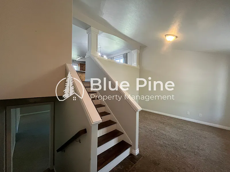 5 bed, 3.0 bath, 2527 sqft, $2,550 — Photo 2