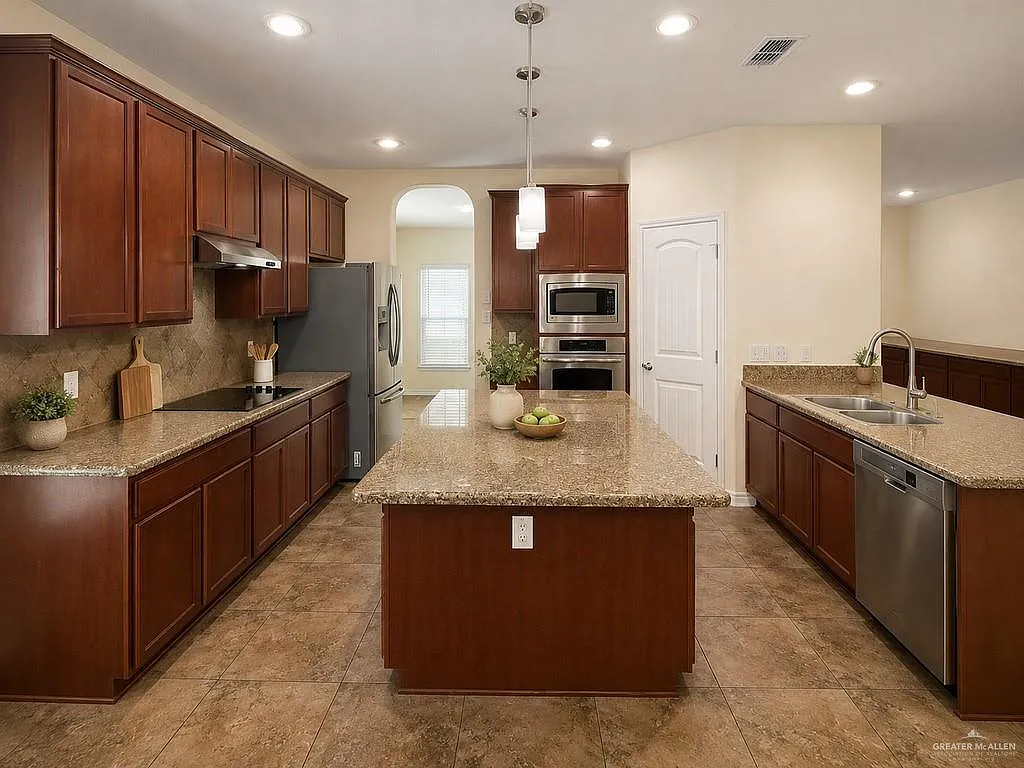 4 bed, 3.0 bath, 2459 sqft, $2,600 — Photo 3