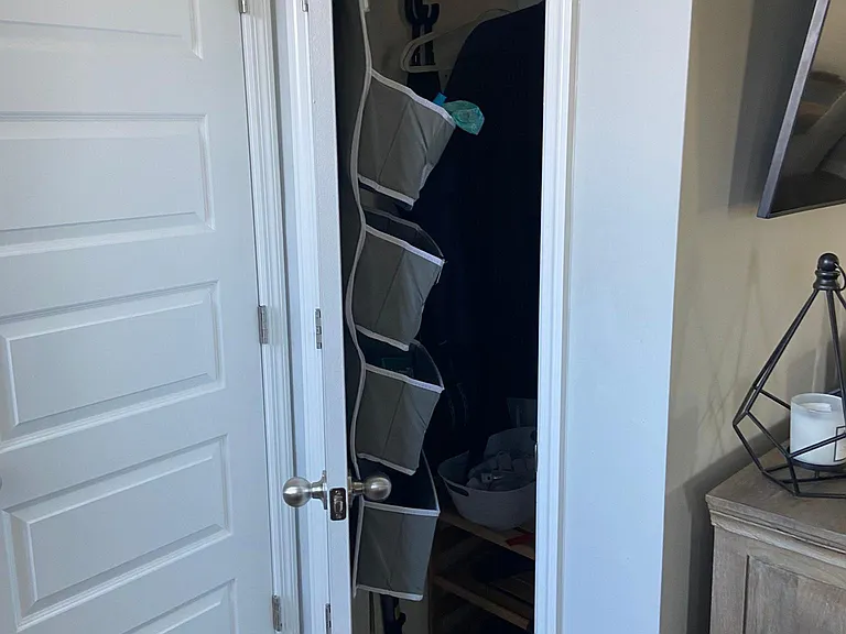 Coat/shoe closet