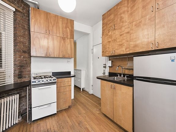 4th image of 248 E 7th St APT 2