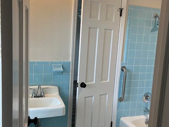 2nd image of 3518 Jamaica Dr