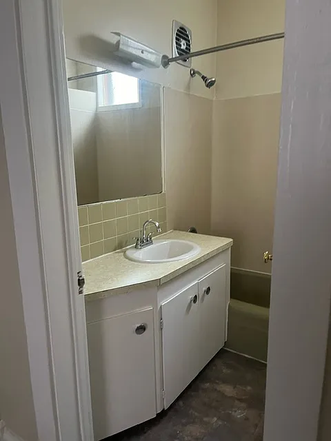 5 bed, $2,200 — Photo 2