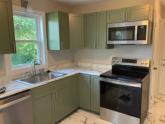 1077 Thorndale Ave — Photo 5