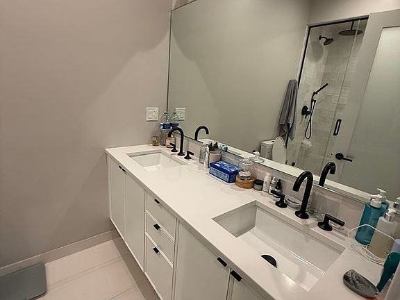 2nd image of 2242 N Kenmore Ave #2S