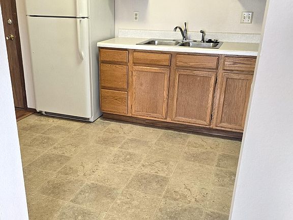 3rd image of 1112 Portland Dr APT 301