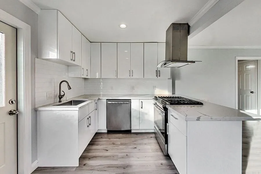 Nicely Remodeled with Modern Kitchen, Laundry in Unit and Parking! — Photo 2