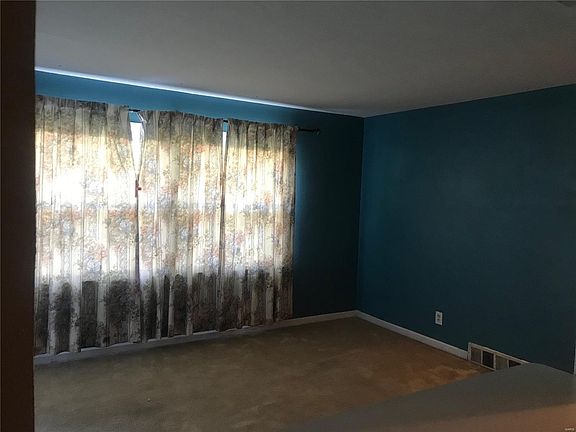 3rd image of 1090 Flora Ln S