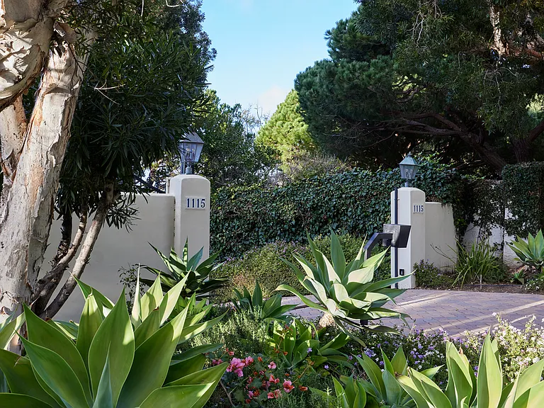 1115 Palos Verdes Dr — Photo 2