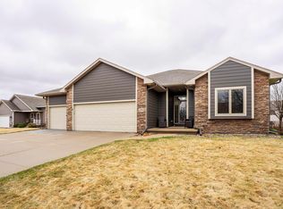 576 Prairie Blvd, Dakota Dunes, SD 57049