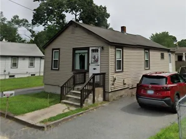 42 Salix St, Warwick, RI 02889