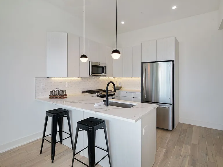 Stunning Apartment on Snyder Ave — Photo 35