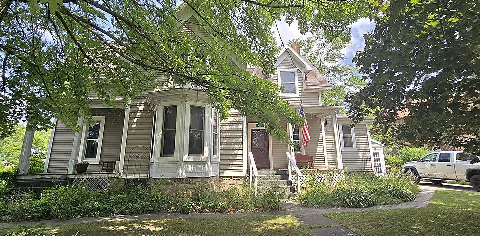 1st image of 428 W 2nd St
