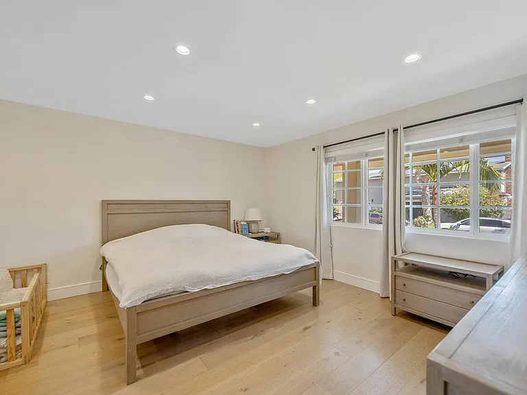 23350 Aetna St — Photo 17