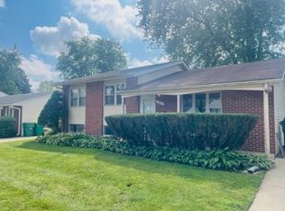 1049 Kenilworth Dr, Wheeling, IL 60090
