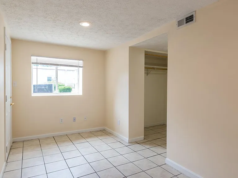 1218 N College — Photo 14