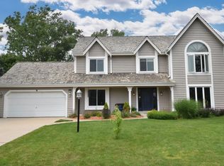9700 W Foxkirk Cir, Mequon, WI 53097