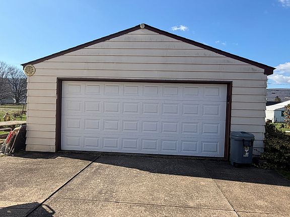 3rd image of 1078 Cherry St