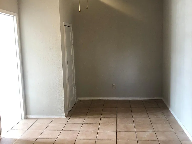 689 W Sauz Ave — Photo 10
