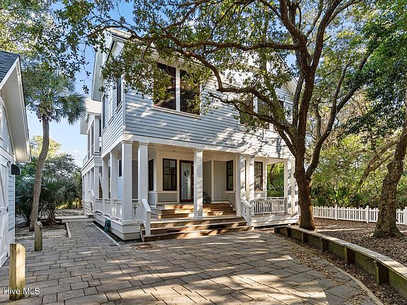 3rd image of 623 Currituck Way